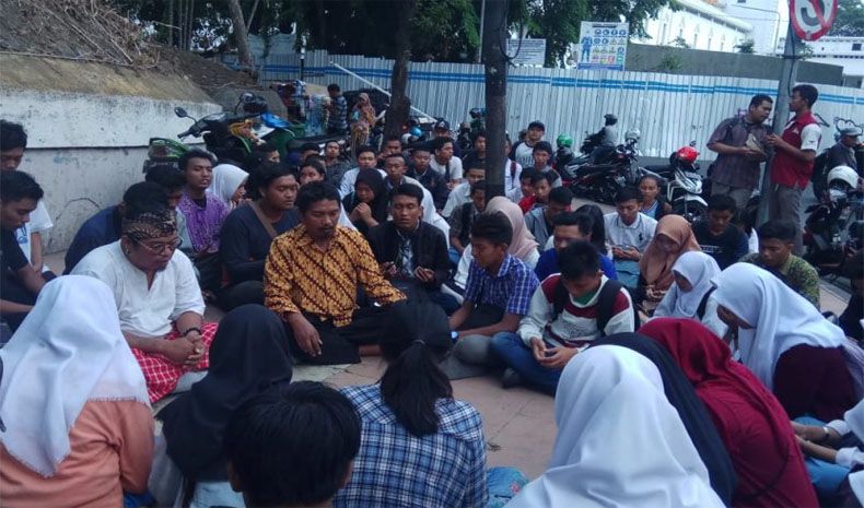 Sutradara dan Pemain Drama Surabaya Membara Gelar Doa dan Tabur Bunga