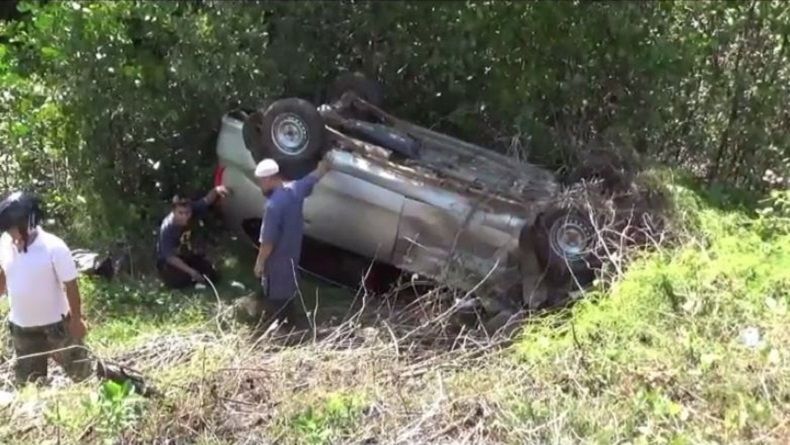 Sopir Mengantuk, Mobil Minibus Terjun ke Pinggir Laut di Kolaka