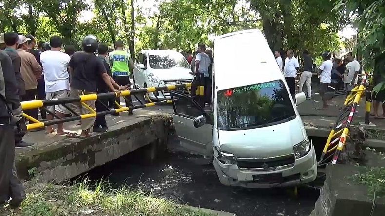 title Tabrakan dengan Taksi Online di Denpasar, Minibus Terjun ke Parit Tabrakan dengan Taksi Online di Denpasar, Minibus Terjun ke Parit
