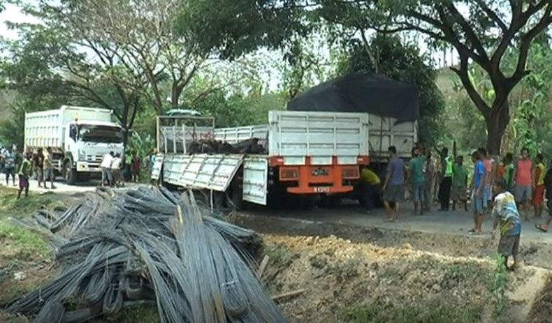 Truk Trailer Muat Material Terguling, Jalur Grobogan-Solo Macet 9 Jam