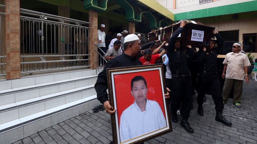 Jenazah Deryl, Pengantin Baru Korban Lion Air Disambut Isak Tangis Keluarga - Bagian 6