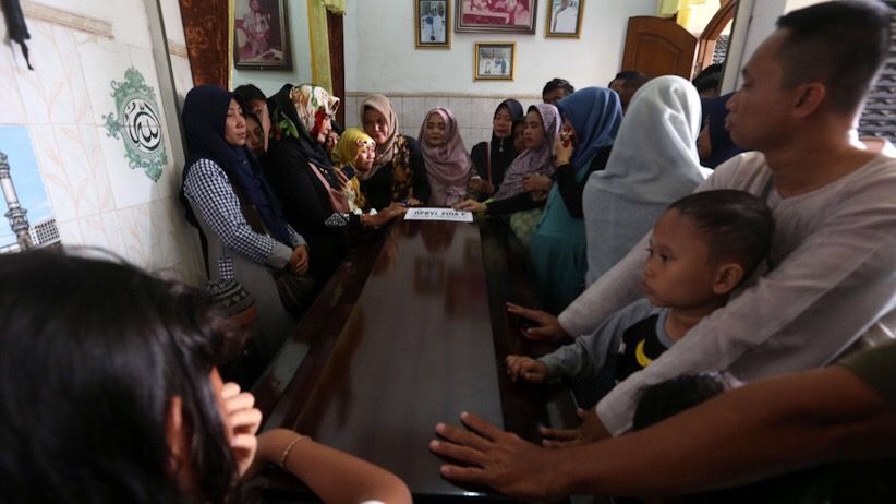 Jenazah Deryl, Pengantin Baru Korban Lion Air Disambut Isak Tangis Keluarga - Bagian 4