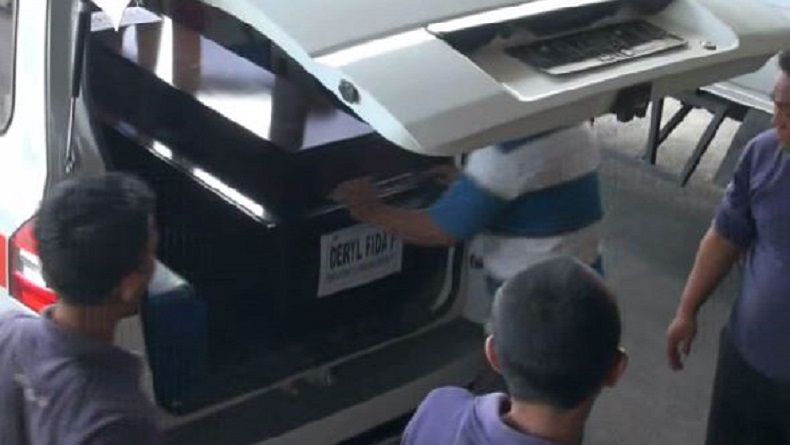 title Jenazah Deryl Sang Pengantin Baru Korban Lion Air Tiba di Surabaya Jenazah Deryl Sang Pengantin Baru Korban Lion Air Tiba di Surabaya