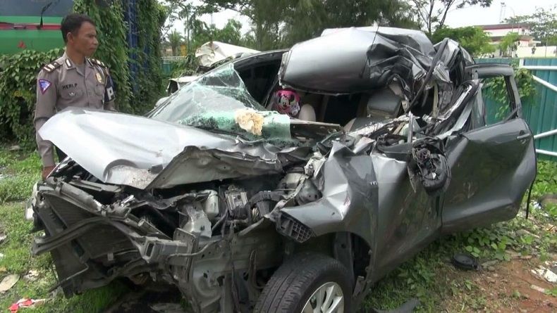 Minibus Tabrak Truk Kontainer di Tol Cipali, 1 Tewas dan 3 Luka-Luka
