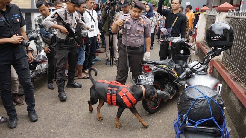 Polisi Kerahkan Anjing Pelacak Cari Pelaku Pembunuhan Sekeluarga - Bagian 2