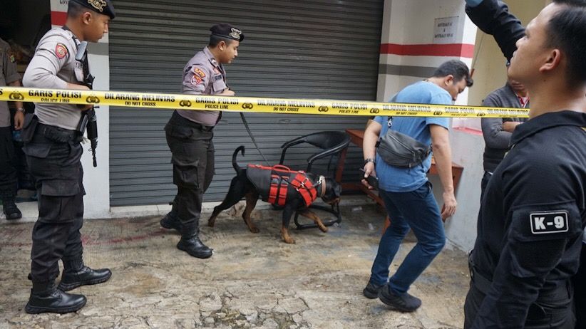 Polisi Kerahkan Anjing Pelacak Cari Pelaku Pembunuhan Sekeluarga - Bagian 3
