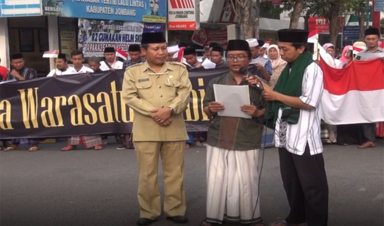 Sindir Sandi Langkahi Makam KH Bisri Syansuri, Candra Malik Buat Puisi