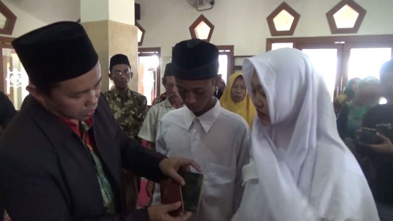 2 Tahanan Pembuang Bayi Sendiri Dinikahkan di Mapolres Jombang