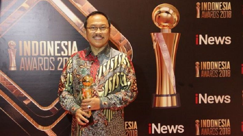 Mantan Bupati Mamuju Raih Penghargaan Tokoh Pengabdian Masyarakat