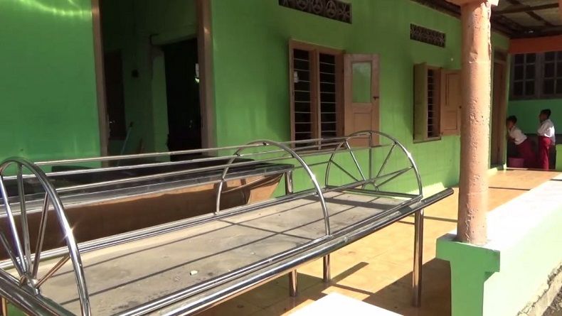 title Sekolah Ambruk, Siswa Belajar dalam Gudang Kereta Jenazah di Boyolali Sekolah Ambruk, Siswa Belajar dalam Gudang Kereta Jenazah di Boyolali