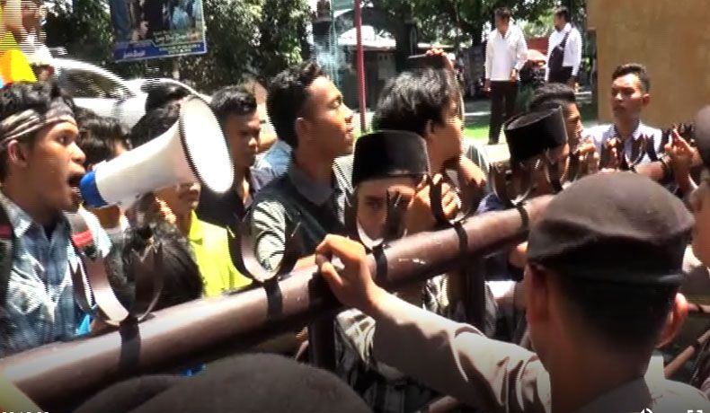 title Demo Mahasiswa PMII Dukung Baiq Nuril di Mapolda NTB Nyaris Ricuh Demo Mahasiswa PMII Dukung Baiq Nuril di Mapolda NTB Nyaris Ricuh
