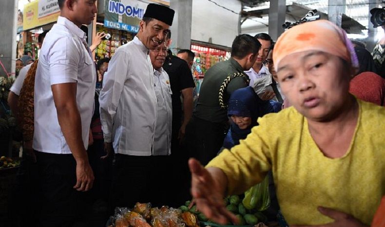 title Jokowi Blusukan Cek Harga di Pasar Sidoharjo, Iriana Beli Telur Asin Jokowi Blusukan Cek Harga di Pasar Sidoharjo, Iriana Beli Telur Asin