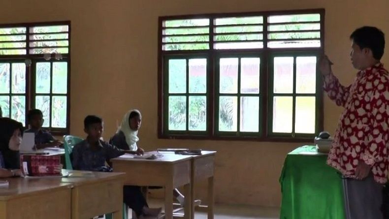 title Puluhan Wali Murid Cari Kasek SD yang Ajak Siswa Nonton Video Porno Puluhan Wali Murid Cari Kasek SD yang Ajak Siswa Nonton Video Porno