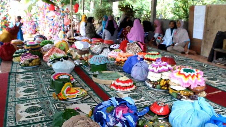 Warga Desa Bukit Karangasem Rayakan Maulid Nabi di Tenda Darurat