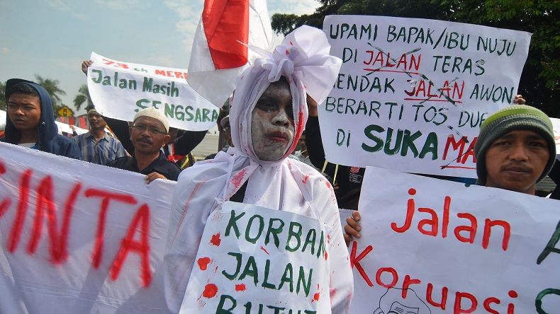 Bawa Pocong ke DPRD Ciamis, Warga Cileungsir Tuntut Perbaikan Jalan