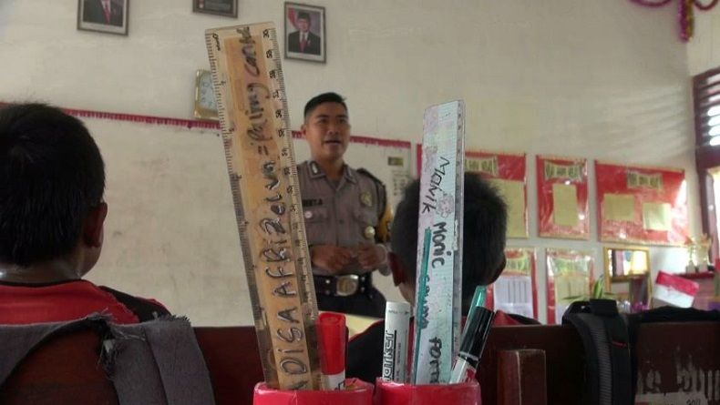 Kisah Bripka Albert, Polisi Pengajar Bahasa Inggris Siswa SD di Desa