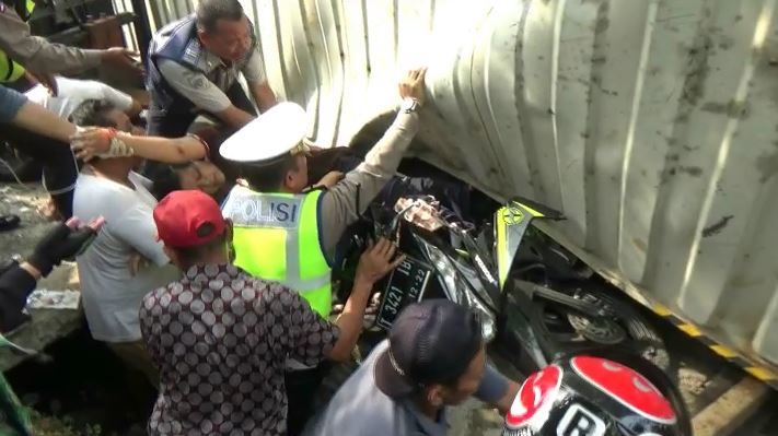 Truk Kontainer Terguling Timpa Pemotor, Evakuasi Berlangsung Dramatis