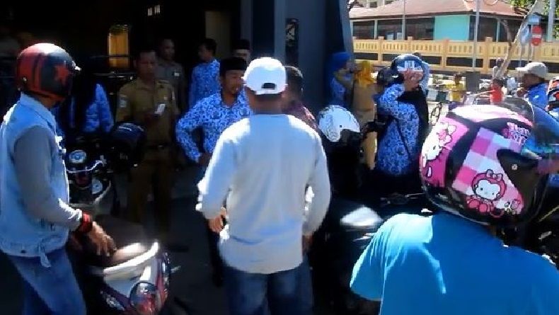 title Pelayanan Publik Lumpuh, ASN Pemkab Morotai Mogok Kerja Pelayanan Publik Lumpuh, ASN Pemkab Morotai Mogok Kerja
