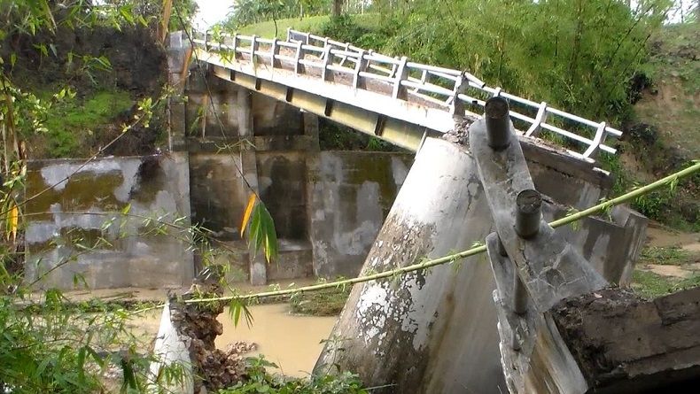 Jembatan Roboh, Ratusan Warga Desa Clebung Bojonegoro Terisolasi