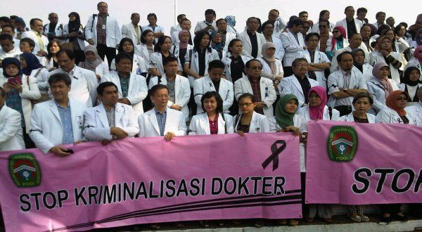 Buntut Kasus Korupsi Alkes, Puluhan Dokter Demo di Kejari Pekanbaru