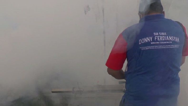 Caleg Perindo Dony Ferdiansyah Bantu Fogging Permukiman Warga di Agam