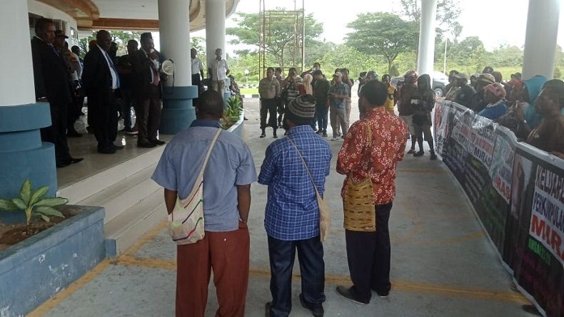 title Pemuda Mimika Menuntut Ada Larangan Total terhadap Miras Pemuda Mimika Menuntut Ada Larangan Total terhadap Miras