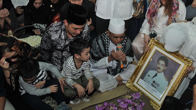 Zumi Zola Hadiri Pemakaman Mantan Gubernur Jambi Zulkifli Nurdin - Bagian 1