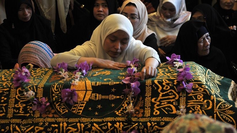 Zumi Zola Hadiri Pemakaman Mantan Gubernur Jambi Zulkifli Nurdin - Bagian 2