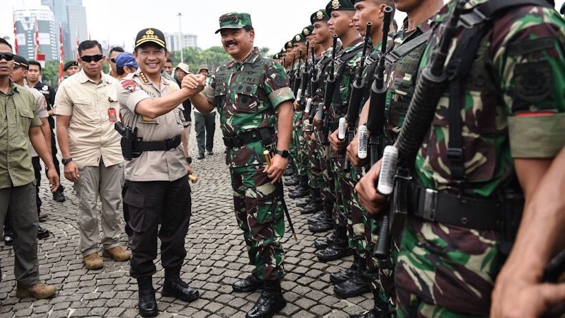 Panglima TNI dan Kapolri Dipanggul Usai Pimpin Apel Kesiapan Natal dan Tahun Baru - Bagian 4
