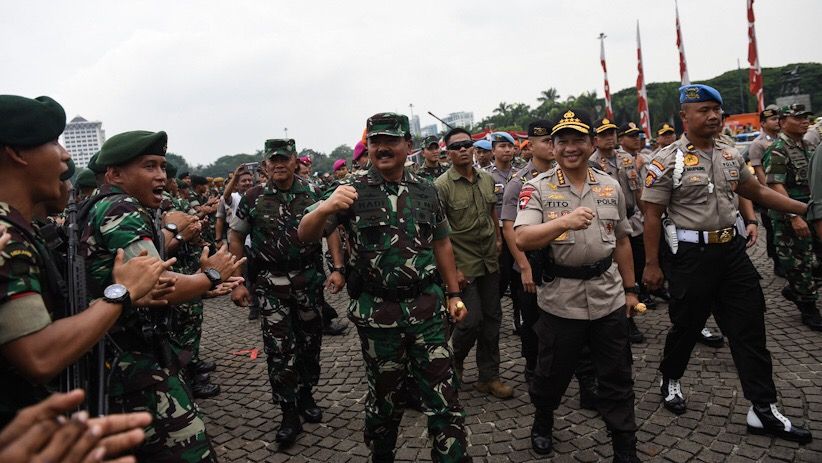 Panglima TNI dan Kapolri Dipanggul Usai Pimpin Apel Kesiapan Natal dan Tahun Baru - Bagian 3