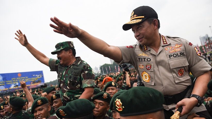Panglima TNI dan Kapolri Dipanggul Usai Pimpin Apel Kesiapan Natal dan Tahun Baru - Bagian 2