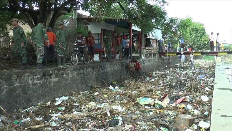 title Pengerukan Sampah di Sungai Aji Kaliwungu Dinilai Tak Maksimal Pengerukan Sampah di Sungai Aji Kaliwungu Dinilai Tak Maksimal
