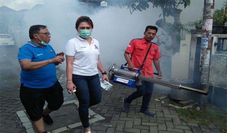 Cegah DBD, Caleg Perindo Fogging Permukiman Warga di Sleman