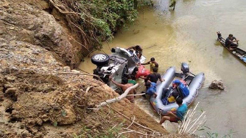 title Mobil Travel Bawa 3 Penumpang Terjun ke Jurang Sungai Kampar, 1 Tewas Mobil Travel Bawa 3 Penumpang Terjun ke Jurang Sungai Kampar, 1 Tewas
