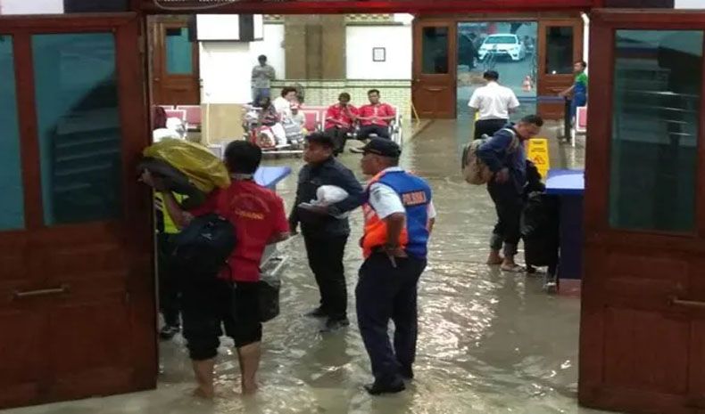 title Hujan Badai Landa Kota Semarang, Stasiun Tawang Kebanjiran Hujan Badai Landa Kota Semarang, Stasiun Tawang Kebanjiran