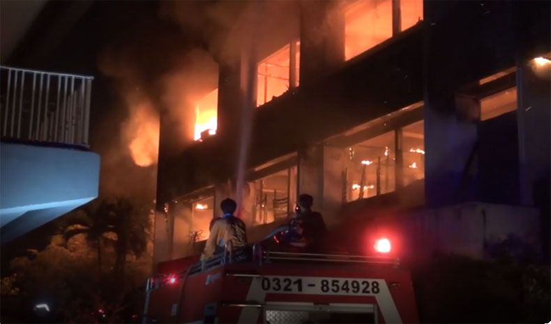 2 Gedung Fakultas Undar Jombang Terbakar, Damkar Kerahkan Tim