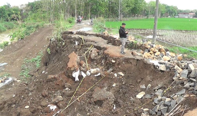 Jalan Tergerus Longsor, Aktivitas Warga 3 Desa di Kendal Terganggu