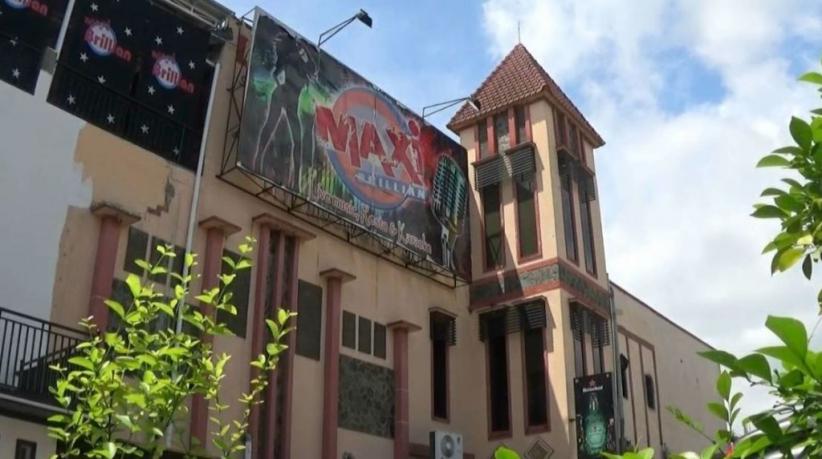 title Polda Jatim Gerebek Tempat Karaoke dengan Tarian Striptis di Blitar Polda Jatim Gerebek Tempat Karaoke dengan Tarian Striptis di Blitar