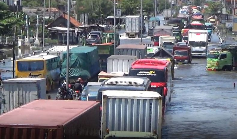 Jalur Pantura Demak-Semarang Banjir, Arus Lalu Lintas Macet Parah