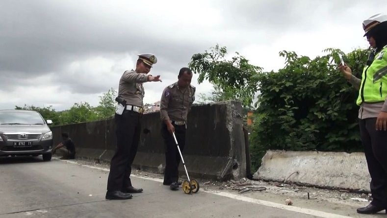 Polisi Olah TKP Kecelakaan NH Dini di Tol Tembalang