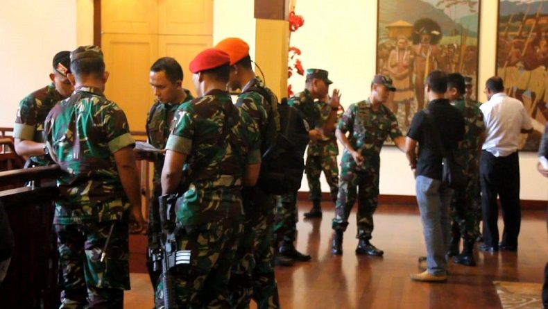title Panglima TNI dan Wakapolri Gelar Rapat Tertutup di Timika Panglima TNI dan Wakapolri Gelar Rapat Tertutup di Timika