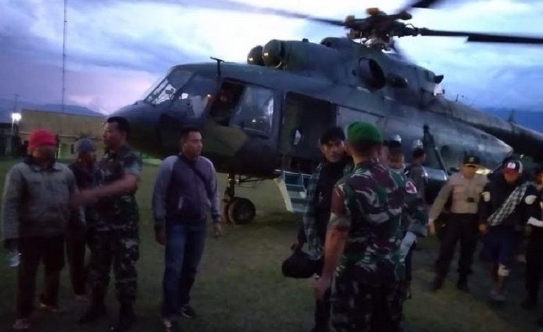 Helikopter Pengangkut Jenazah Prajurit TNI yang Gugur Ditembaki KKB