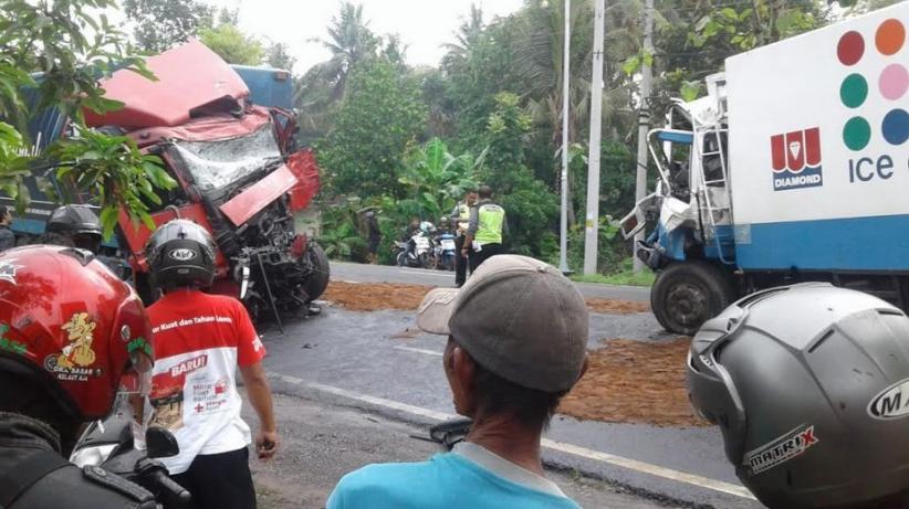 2 Truk Box Adu Banteng di Wates Kulonprogo, Kedua Sopir Patah Kaki