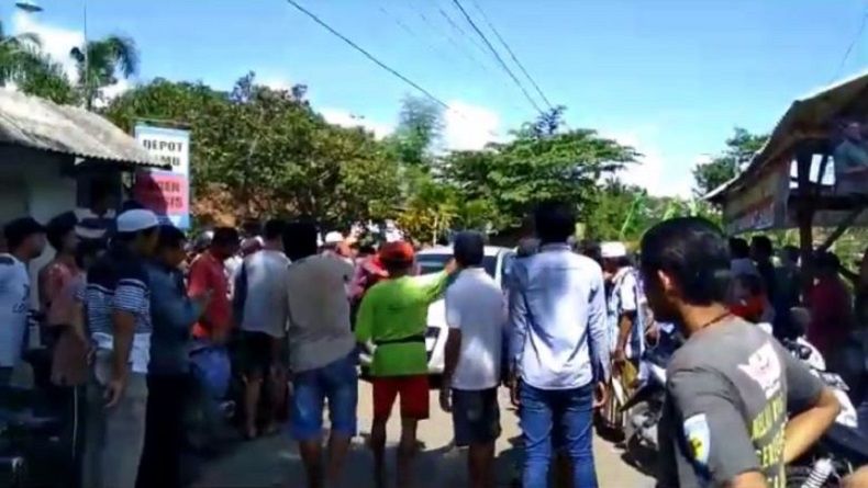 title Tolak Tambang Emas di Jember, Ratusan Warga Hadang Mobil Investor Tolak Tambang Emas di Jember, Ratusan Warga Hadang Mobil Investor