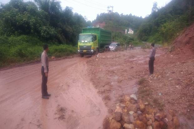 Tebing Longsor Tutup Jalur Lintas Riau-Sumbar, Jalan Macet Parah