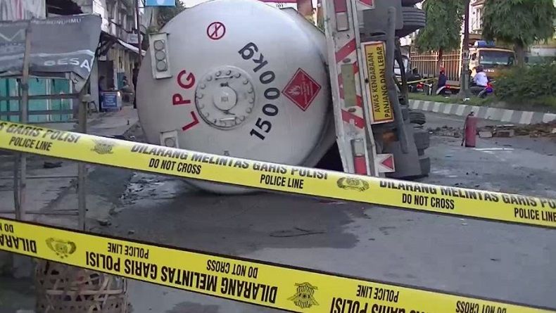 Truk LPG 15 Ton Terguling di Jalinsum Langkat, Petugas Damkar Bersiaga