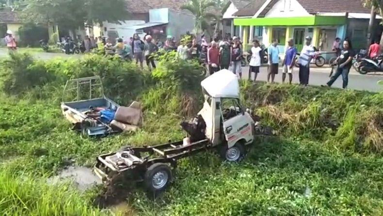 title Pikap Ditabrak Kereta Api di Jombang hingga Hancur, Pengemudi Selamat Pikap Ditabrak Kereta Api di Jombang hingga Hancur, Pengemudi Selamat