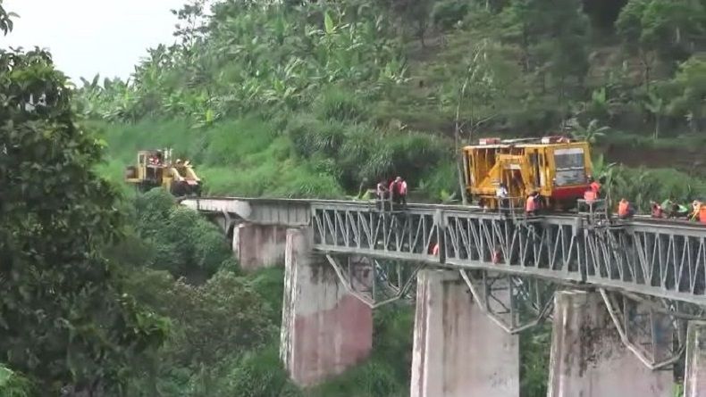 Setelah 8 Jam Tertahan, Kereta Jakarta-Bandung Kembali Normal