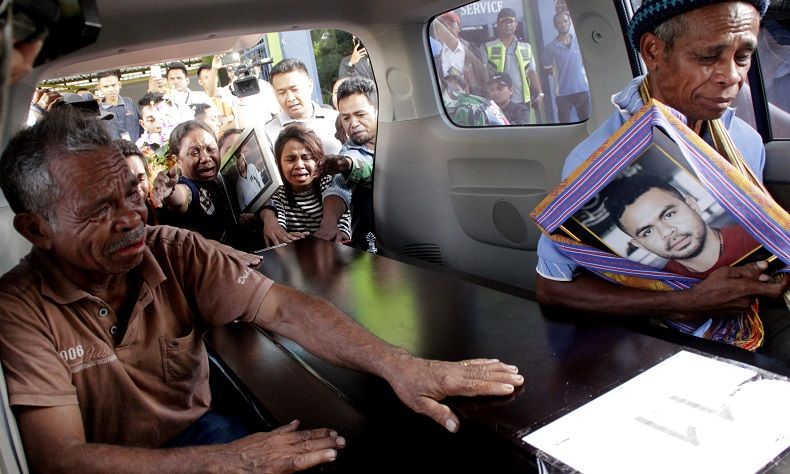 Jenazah Kepala Proyek Trans Papua Korban KKB Tiba di Bandara Kupang