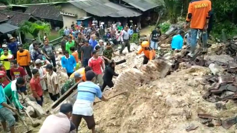 title Banjir di Pacitan, 4 Warga Hilang Tertimbun Material Longsor Banjir di Pacitan, 4 Warga Hilang Tertimbun Material Longsor